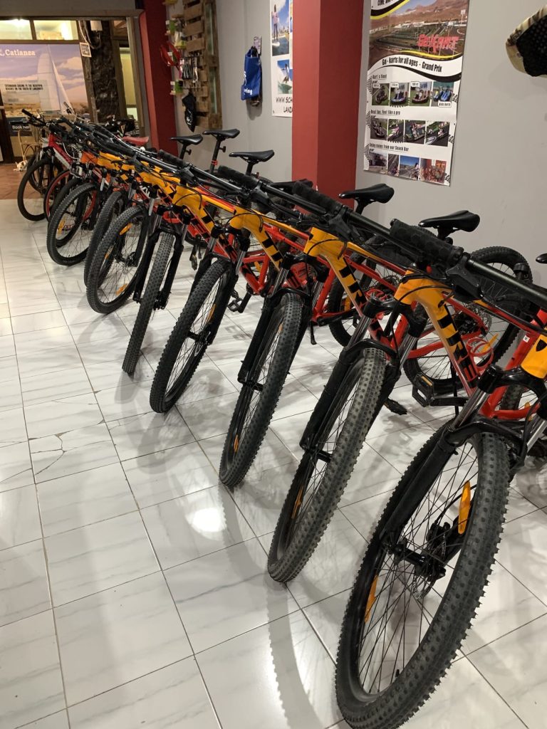 Bicicletas en fila bien ordenadas